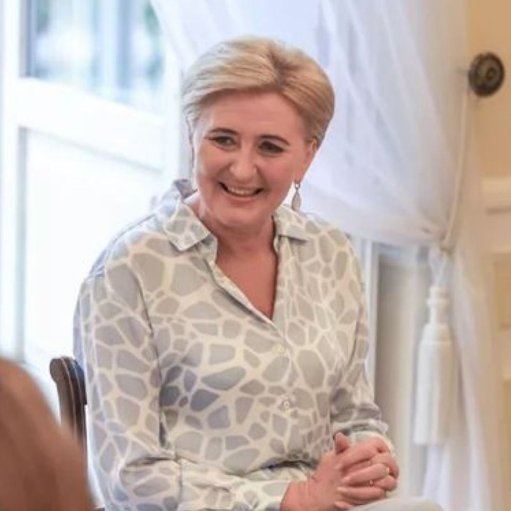 Agata Duda i Ewa Wachowicz noszą pastelowe bluzki zupełnie inaczej. Trudno się zdecydować, która robi to lepiej